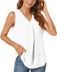 Detalle de top blanco sin mangas de gasa con cuello en V y pliegues verticales