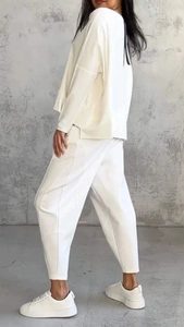 Dettaglio completo sportivo bianco con pantaloni a vita alta e maglia a maniche lunghe