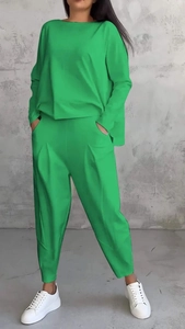 Dettaglio del set casual verde acceso con top a girocollo e pantaloni ampi con pieghe in vita