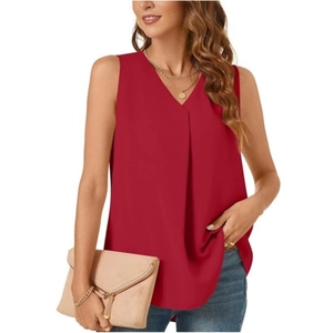 Detalle de blusa de gasa roja sin mangas con escote en V y pliegue central suave