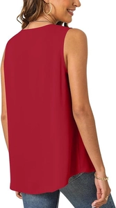 Detalle de blusa sin mangas en gasa rojo oscuro mostrando la caída y el corte suelto