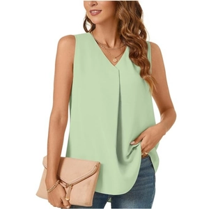 Detalle de la blusa de chifón sin mangas verde claro con cuello en V y detalle de pliegue