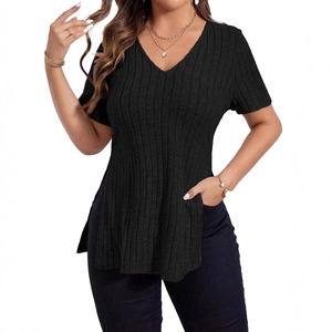 Dames T-shirt in zwart met V-hals, geribbelde textuur en stijlvolle zijsplit details