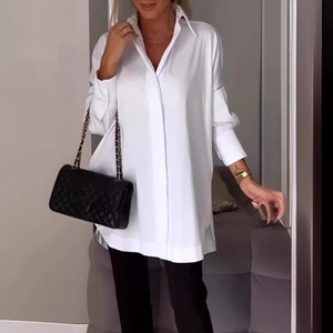 Elegant white oversized long sleeve lapel shirt paired with slim black trousers and a bag