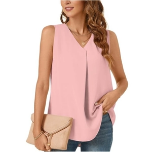 Detalle de la blusa rosa sin mangas de gasa con cuello en V y pliegues frontales