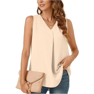 Detalle de la blusa sin mangas de gasa crema con escote en V y pliegues frontales suaves