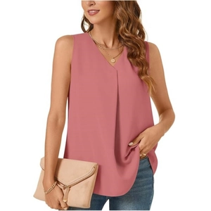 Detalle de blusa rosa de gasa sin mangas con cuello en V y diseño de pliegues frontales
