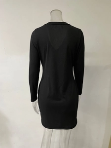 Vue arrière d'une mini robe en maille côtelée noire à manches longues et coupe ajustée