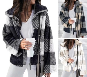 Détail de la veste sherpa à carreaux en peluche double face avec zip et col montant