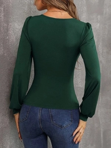 Vue arrière du haut en tricot côtelé vert foncé avec des manches bouffantes élégantes