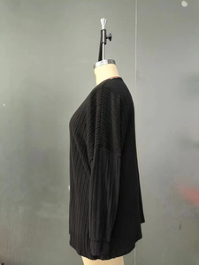 Detail der schwarzen Strickstruktur und des vertikalen Rippmusters am Langarm-Cardigan