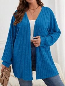Detailansicht des dunkelblauen Rippstrickstoffs einer lockeren Langarm-Strickjacke