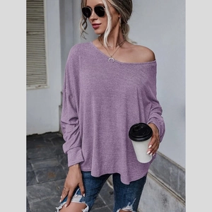 Détail du haut violet à épaules dénudées avec texture en maille douce et coupe ample