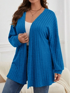 Detailaufnahme einer blauen Rippstrick-Cardigan-Jacke mit offener Frontpartie