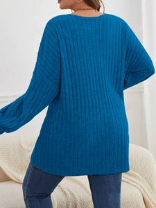 Detailansicht der dunkelblauen Rippstrick-Textur und des lockeren Designs dieser Damenjacke