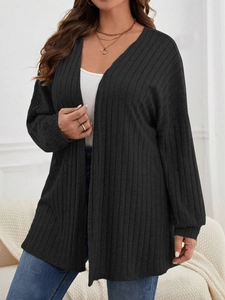 Nahaufnahme der schwarzen gerippten Strickjacke mit Fokus auf die Textur des Materials