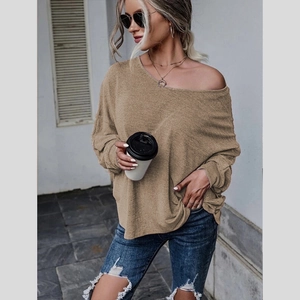 Détail du pull en maille kaki à épaules dénudées avec coupe ample et lien dans le dos