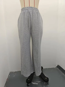 Détail du pantalon de jogging gris clair à taille haute avec couture avant et cordon
