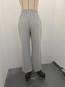 Détail macro de la taille haute élastique et de la maille chinée grise du pantalon large