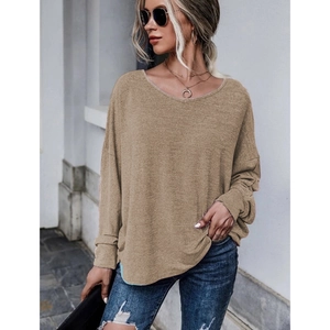 Détail d'un pull en maille kaki oversize avec épaules tombantes et col en V décontracté