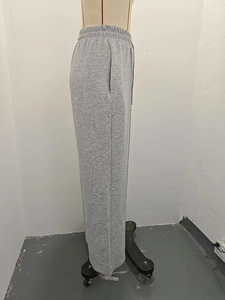 Détail d'un pantalon large gris chiné avec taille élastique et poches latérales discrètes