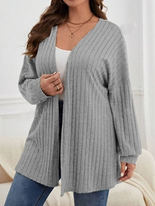 Detail der grauen Langarm-Strickjacke mit vertikaler Rippenstruktur und lockerer Passform