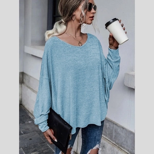 Haut femme bleu clair oversize à col en V et manches longues avec épaules tombantes