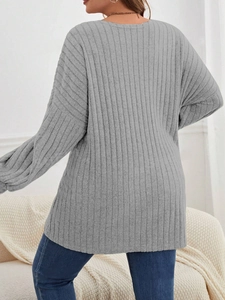 Nahaufnahme der grauen Rippstrickjacke mit weicher Textur und lockerer Passform