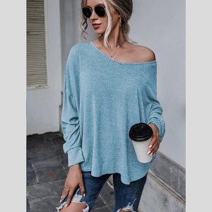 Détail du haut en tricot bleu clair à épaules dénudées avec texture chinée et coupe ample