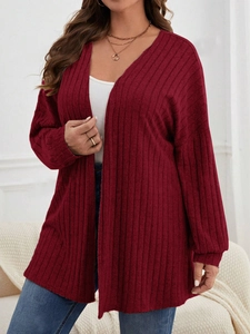 Nahaufnahme der weinroten Strickjacke mit Rippstrick-Muster und langen Ärmeln