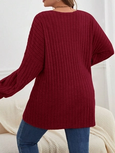Detailansicht der vertikalen Rippenstruktur auf einem weinroten Langarm-Strickcardigan