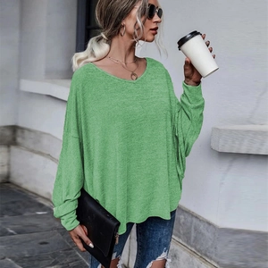 Détail du haut ample vert à col en V avec maille texturée et manches longues