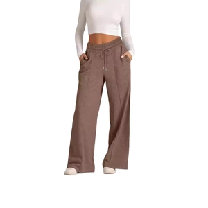 Pantalon large marron pour femme avec taille élastique à cordon et haut court blanc