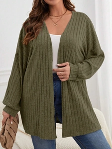 Detailaufnahme der armee-grünen Rippstrickstruktur an einem Langarm-Cardigan für Damen