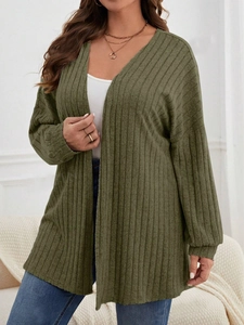 Detail der olivgrünen gerippten Strickjacke auf einem Plus-Size-Model zu Hause