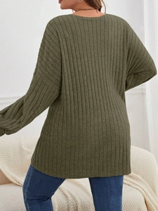 Detail der armee-grünen Strickjacke mit vertikaler Rippenstruktur und lockerem Schnitt