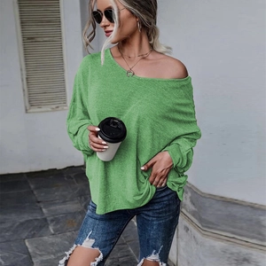 Détail du haut vert à épaule dénudée avec texture chinée et manches décontractées