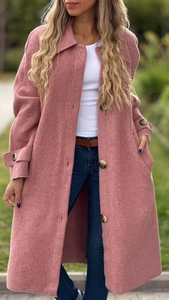 Dettagli del cappotto di lana color malva con bottoni ambra e cinturini ai polsi