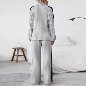 Damen Strick-Lounge-Set in Grau mit schwarzen Seitenstreifen, Langarm-Oberteil und weite Hose