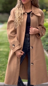 Dettagli del cappotto in lana cammello con bottoni marmorizzati e revers classici