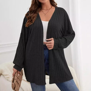 Damen Strickjacke in Schwarz, locker geschnitten mit langen Ärmeln und Rippenstruktur