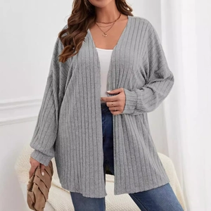 Damen Oversize-Strickjacke in Grau mit vertikaler Rippenstruktur und offenem Vorderteil