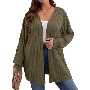 Damen Strickjacke in Olivgrün mit feiner Rippenstruktur und lockerer Passform