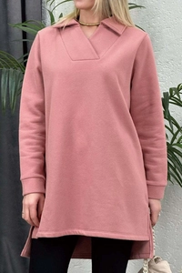 Detalle de jersey rosa empolvado con cuello de pico y dobladillo asimétrico lateral