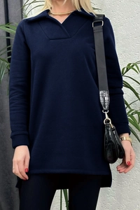 Detalle de sudadera azul marino oversize con cuello en V ancho y dobladillo con aberturas