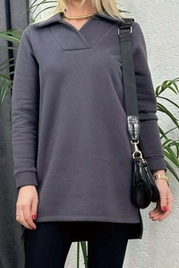 Vista detallada de la sudadera tipo polo gris marengo con elegante dobladillo con abertura