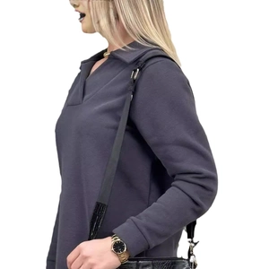 Sudadera de mujer gris oscuro de manga larga con cuello y bolso bandolera de tendencia