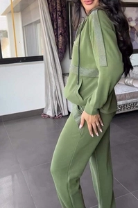 Détail du survêtement vert armée avec garniture en strass sur le sweat et le pantalon