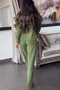 Vue arrière d'un ensemble détente deux pièces vert sauge pour femme avec pantalon long