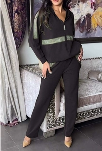 Détail du patchwork de paillettes sur le sweat à capuche et le pantalon pour femmes